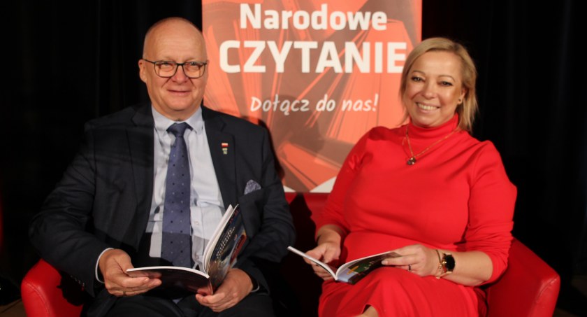 Starosta i wicestarosta czytali Mickiewicza (ZDJĘCIA)