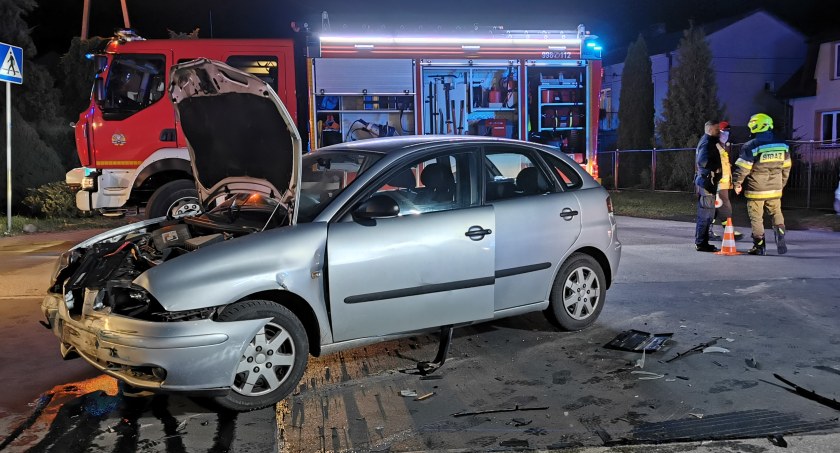 Wypadek na skrzyżowaniu. Dwie osoby zostały przewiezione do szpitala (ZDJĘCIA)