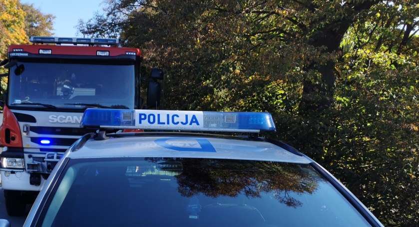 Wypadek przy wycince drzewa. 49-letni mężczyzna został przewieziony do szpitala