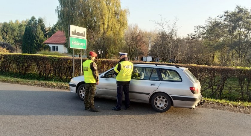 Wszystkich Świętych. Naszych policjantów wspiera Żandarmeria Wojskowa