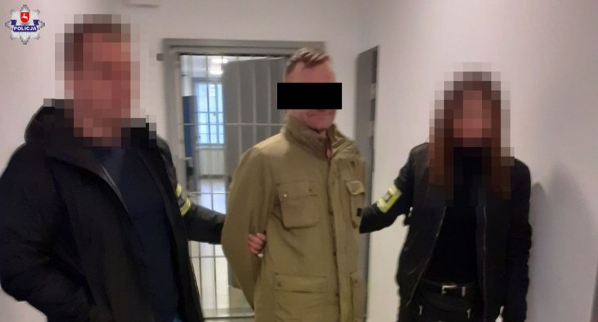 Pijany mężczyzna zaczepiał przechodniów, policjanci znaleźli przy nim narkotyki