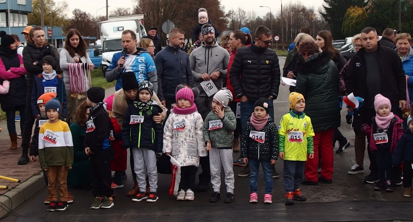 XII Bieg Niepodległości o puchar Burmistrza Ryk Jarosława Żaczka - biegi dzieci (foto)