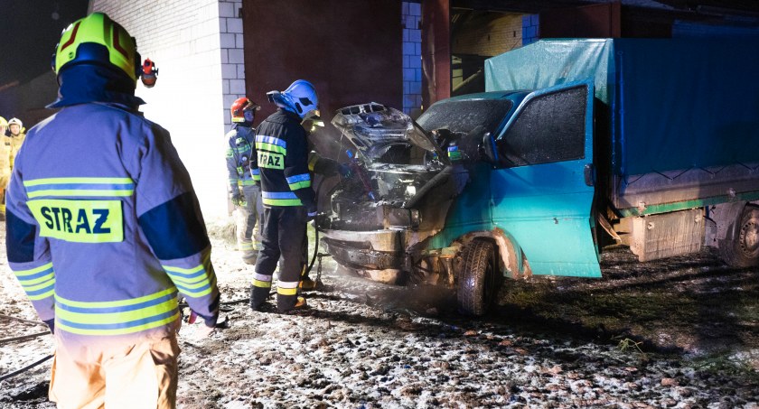 Ownia - Volkswagen transporter zapalił się w stodole