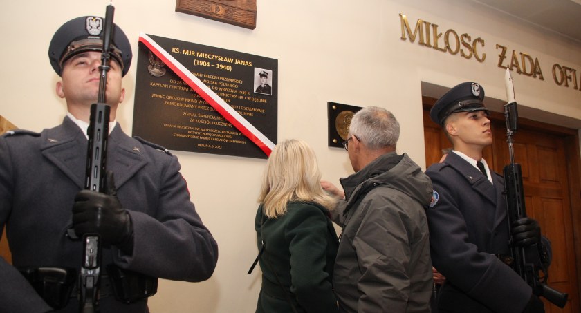 Tablica pamięci ks. mjr. Mieczysława Janasa. Zginął śmiercią męczeńską za Kościół i Ojczyznę (ZDJĘCIA)