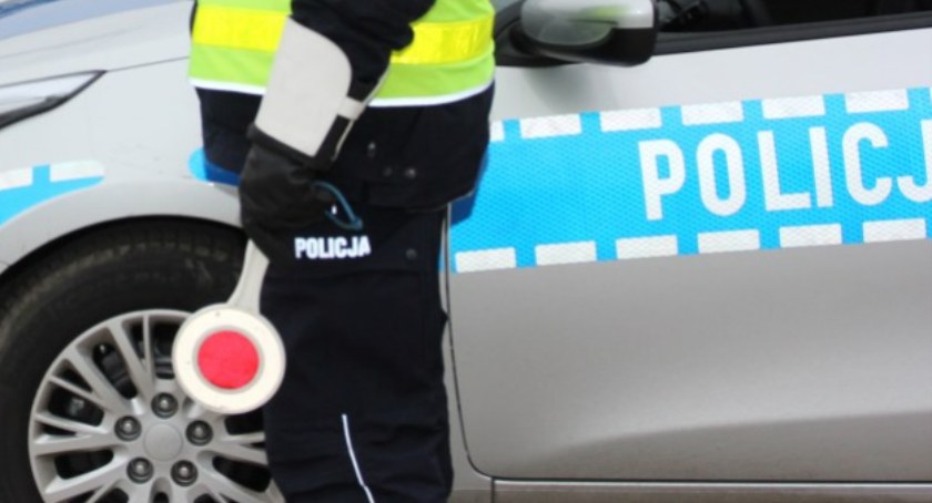 Mimo zakazu kierował, a jego pasażerem był poszukiwany przez policję
