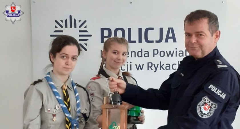 Harcerze odwiedzili policjantow z Betlejemskim Światłem Pokoju