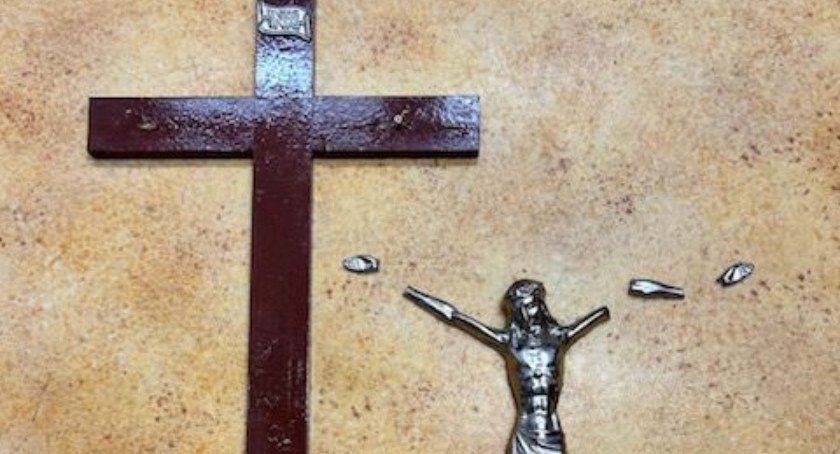 Ukradli a później zniszczyli krzyż z kościoła