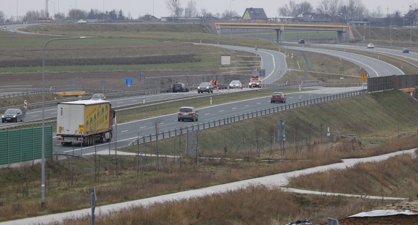 Samochód wjechał w bariery energochłonne na trasie S17