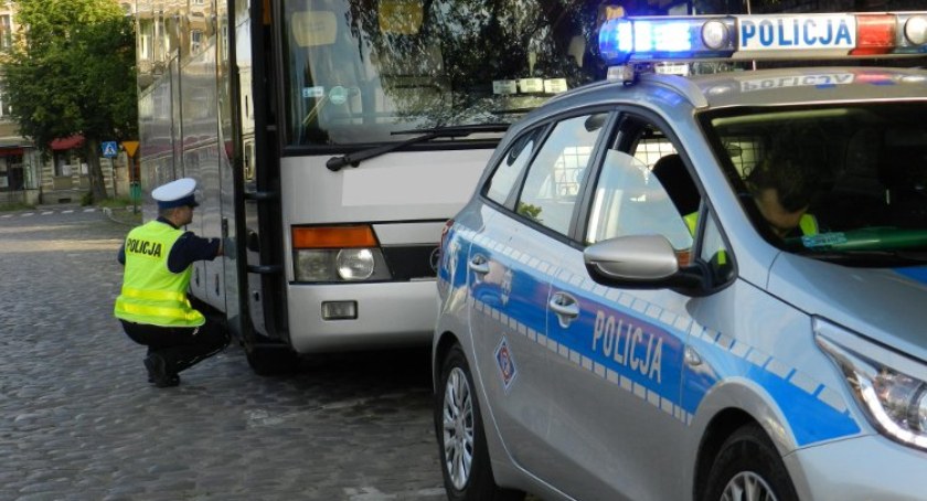 Można poprosić policję o sprawdzenie autobusu przed podróżą. Wykaz punktów i numery telefonów