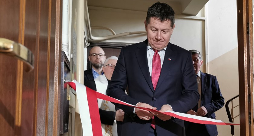 Drzwi biura poselskiego Leszka Kowalczyka otwarte