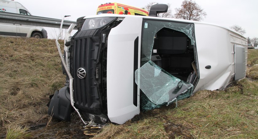 Kierowca volkswagena rozbił barierę ochronną i wpadł do rowu (ZDJĘCIA)