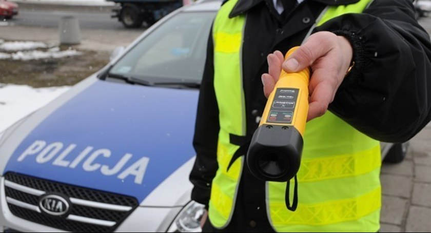 50-latek jechał samochodem mając blisko 2,5 promila. Pijanego kierowcę zatrzymali mężczyzna i kobieta