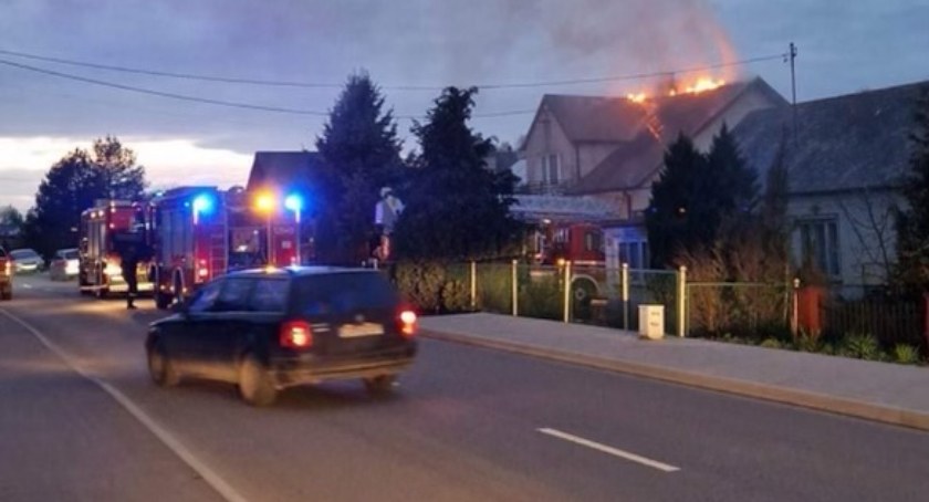 Ryki - Pożar poddasza. Trwa akcja strażaków