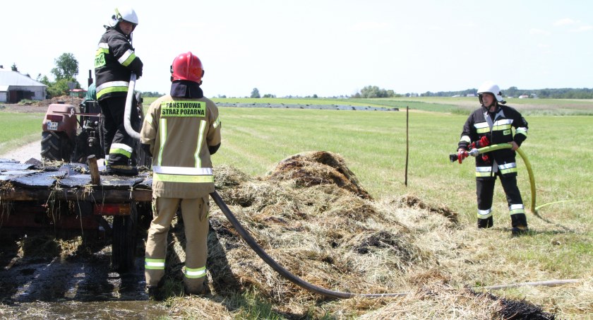 Wystarczyła iskra, żeby wóz z sianem stanął w ogniu (ZDJĘCIA)
