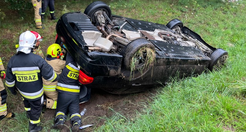 BMW dachowało w rowie. Jechało w nim dwóch młodych mężczyzn (ZDJĘCIA)