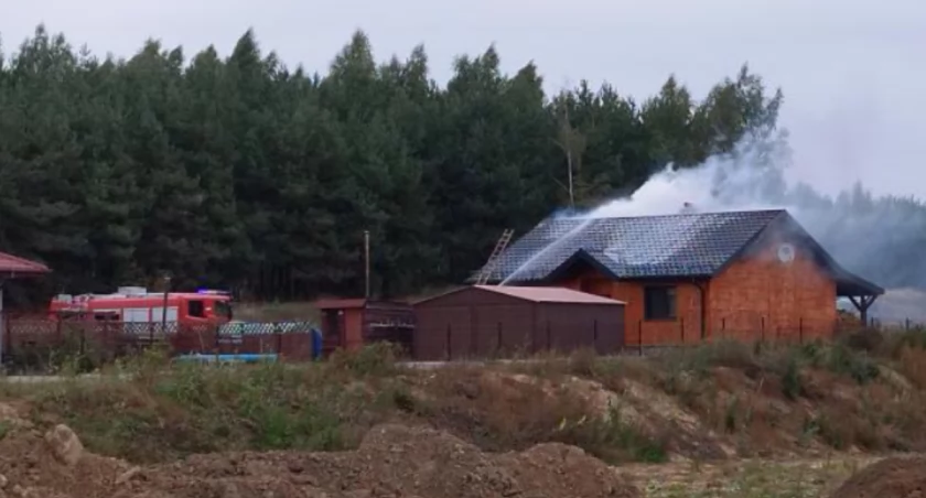 Pali się dom przy ulicy Piaskowej w Rykach (ZDJĘCIA)