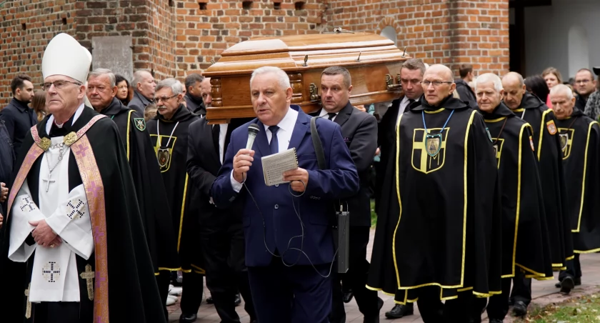 Ostatnia droga księdza Antoniego Woroszyły. Ze Stężycą był związany ponad pół wieku (ZDJĘCIA)
