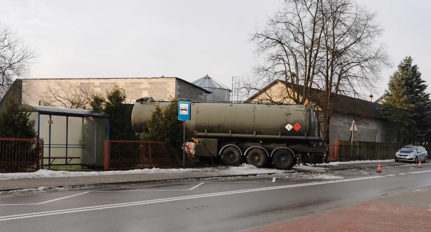 Wojskowa cysterna wjechała w ogrodzenie szkoły