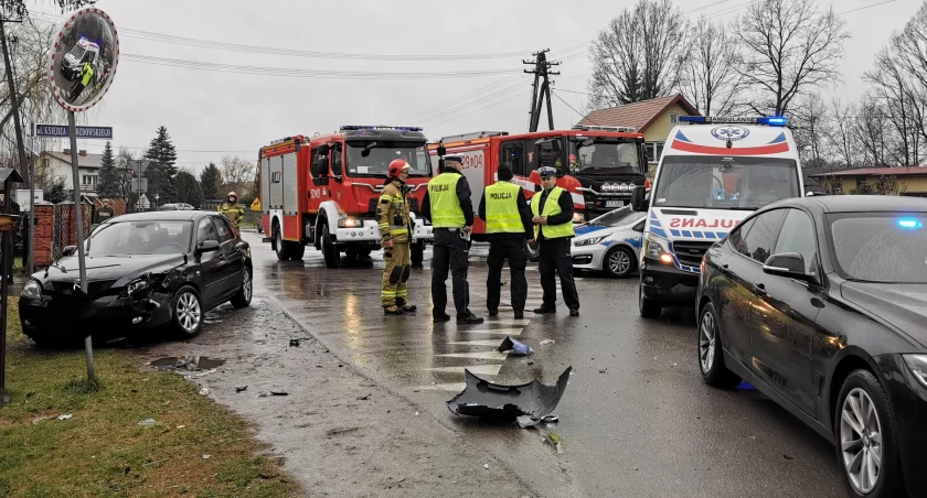 Mazda zderzyła się z miniautobusem (ZDJĘCIA)