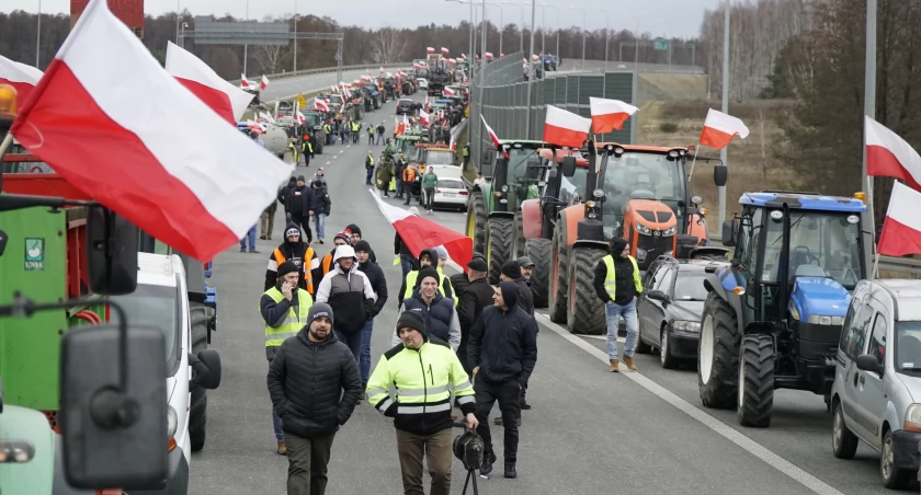 Rolnicy zaostrzyli protest. Blokada ekspresówki z Lublina do Warszawy (ZDJĘCIA)