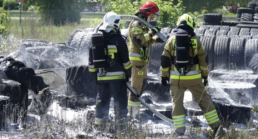 Pożar w zakładzie wulkanizacyjnym w Rykach. Zapaliły sie opony. Zobacz zdjęcia z akcji ratunkowej