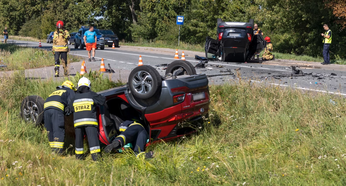 Zderzenie i dachowanie dwóch samochodów na drodze krajowej nr 48 – wśród pasażerów były dzieci