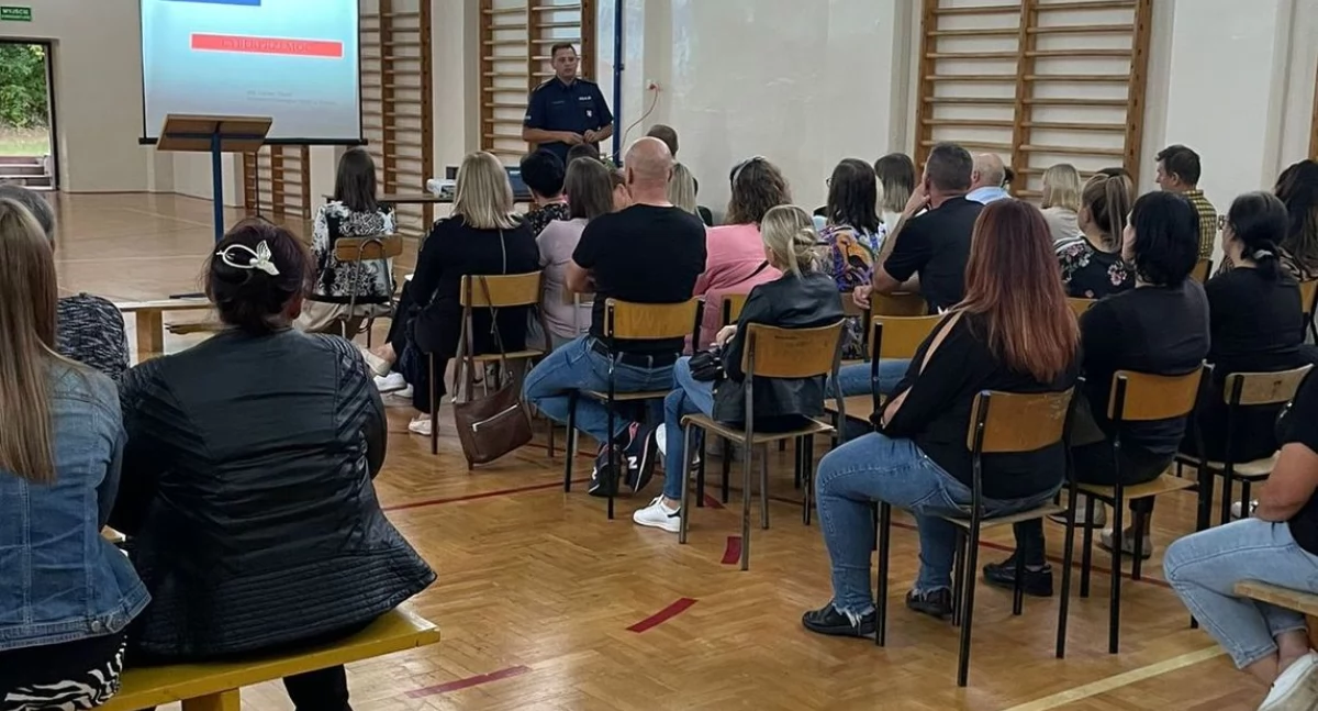 Spotkanie w Sobieszynie o cyberprzemocy z udziałem policji, nauczycieli i rodziców