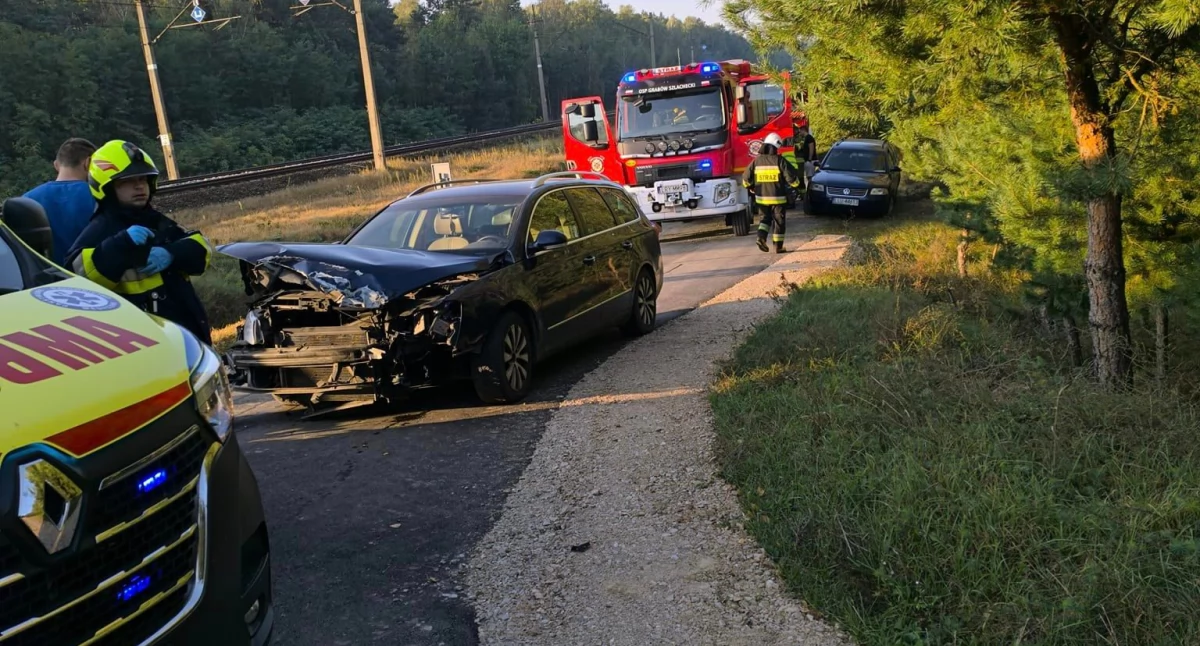 Zderzenie samochodu z pociągiem! Passat zmiażdżony, pociąg ledwo się zatrzymał!
