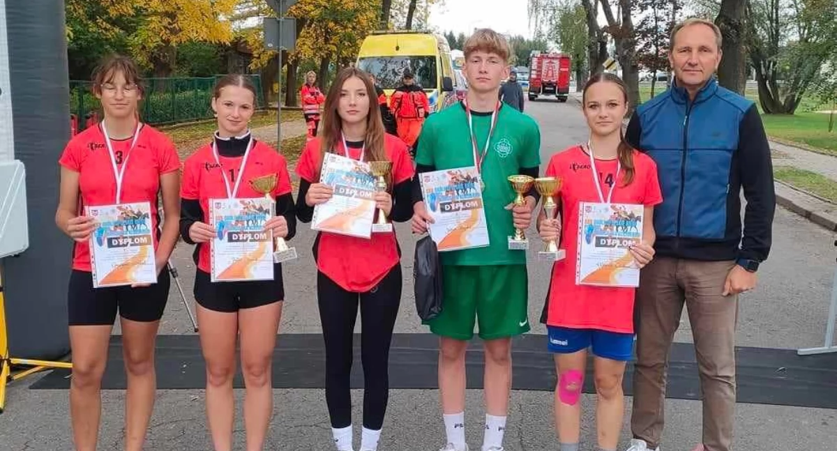 Młodzież z Dęblina podbija podium biegów ulicznych w Kocku! Karp nagrodą za zwycięstwo