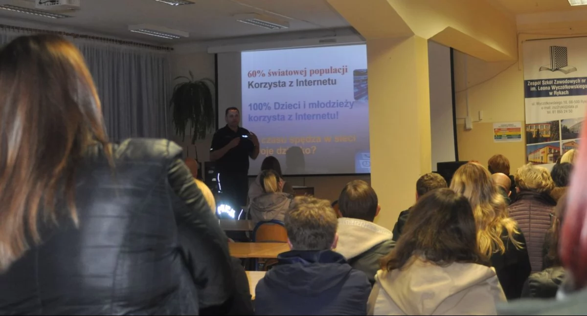 Rodzice na spotkaniu o bezpieczeństwie dzieci w sieci! Policja ostrzega przed cyberprzemocą
