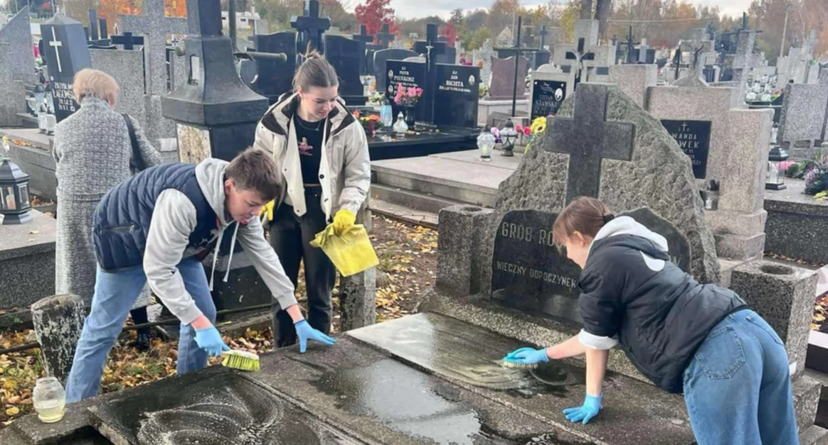 Ryki pamiętają o swoich bohaterach! Młodzież z I LO w akcji ratowania historycznych grobów