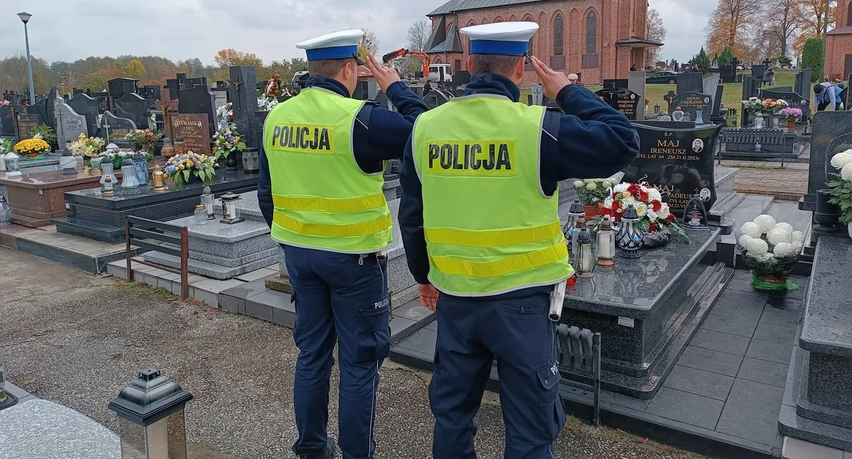 Policjanci z ryckiej komendy uczcili pamięć zmarłych koleżanek i kolegów. Symboliczne znicze na cmentarzu