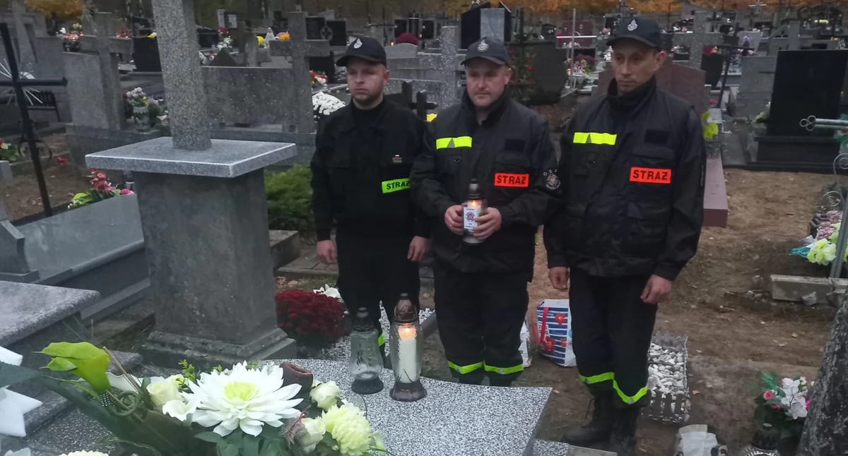 Druhowie z OSP KSRG Grabów Rycki oddali hołd zmarłym kolegom: Znicze na grobach bohaterów