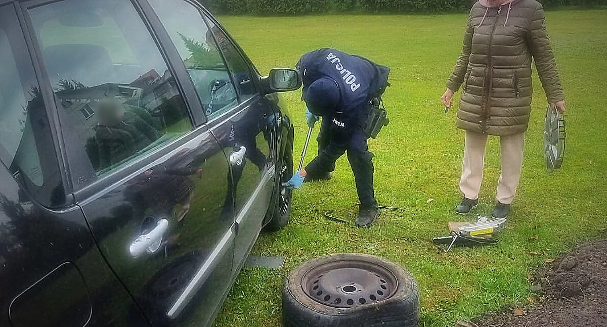 Awaria na trasie, brak pomocy. Policjanci z Ryk zjawili się w odpowiednim momencie!