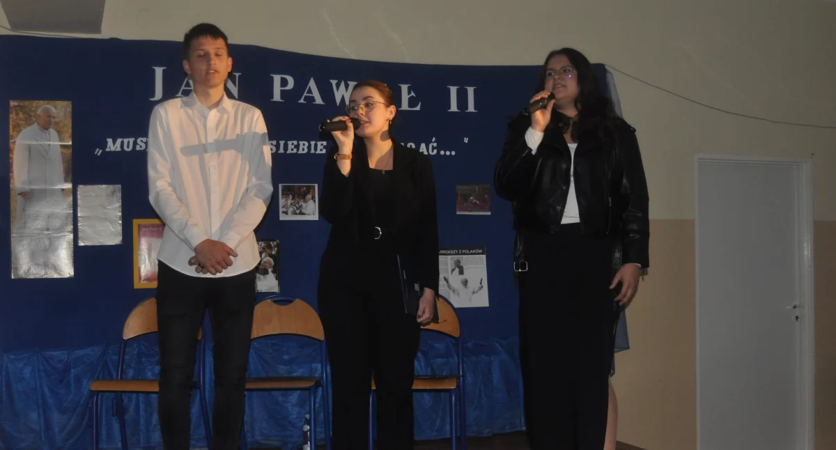 Jan Paweł II w sercach młodzieży – niezwykła prezentacja w Zespole Szkół Zawodowych nr 2 w Rykach