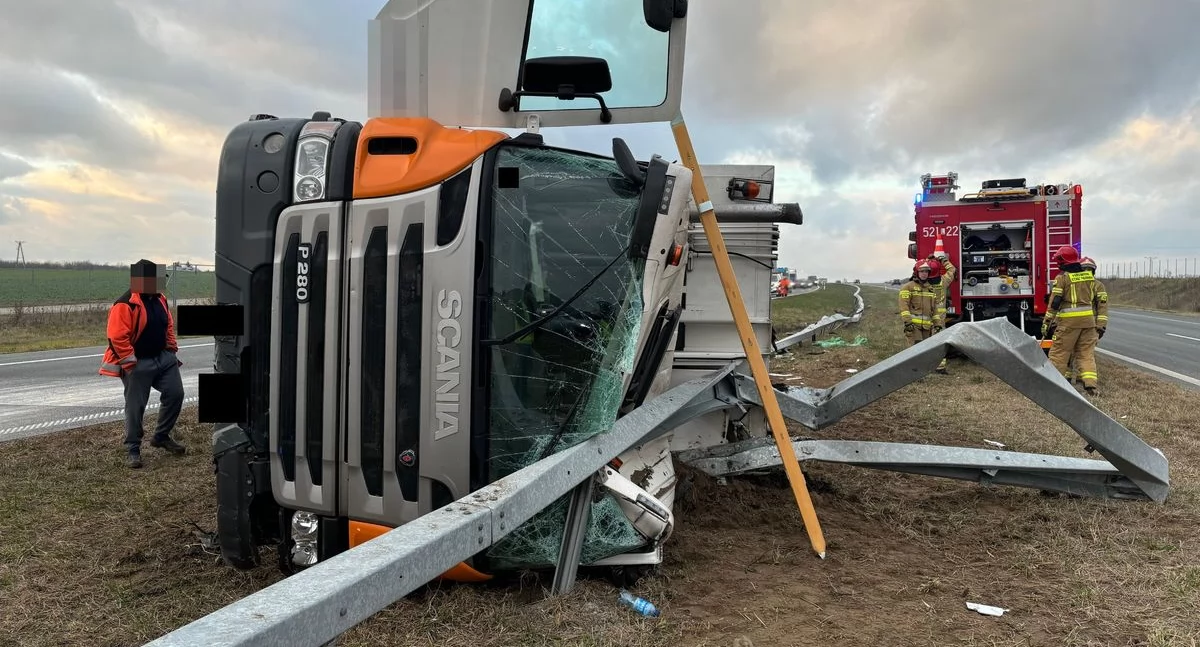Groźny wypadek na S17! Ciężarówka przewrócona, kierowca zasnął za kierownicą!