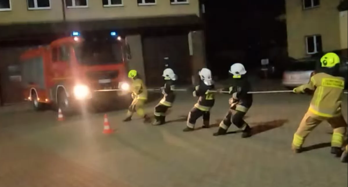 Strażacy z Ryk w akcji! Ruszyli wóz strażacki, by pomóc małej Amelce! [WIDEO]