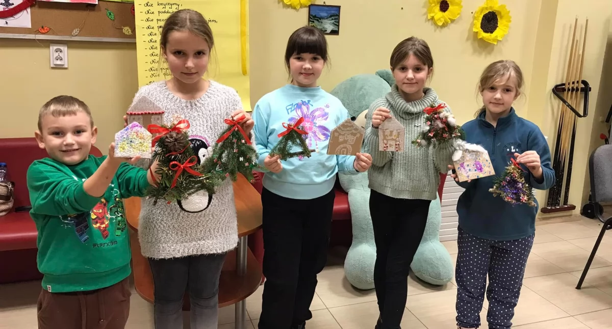 Świąteczna magia w Rykach. Dzieci stworzyły własnoręczne ozdoby na kreatywnych warsztatach