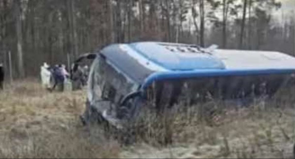 Niebezpieczny incydent pod Żabianką: Autobus w rowie, jedną osobę przewieziono do szpitala!