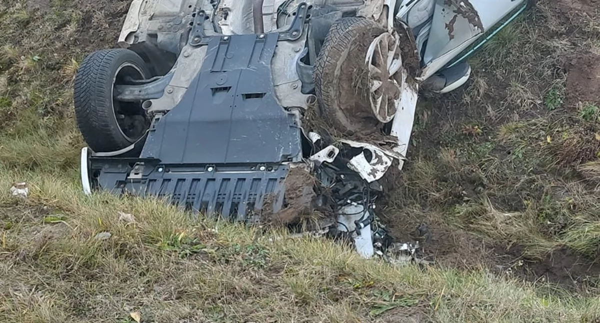 Groźny wypadek na DW 801. Samochód wpadł do rowu