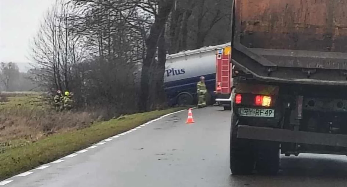 Wypadek na trasie Stężyca - Rokitnia! Ciężarówka w rowie, są utrudnienia w ruchu
