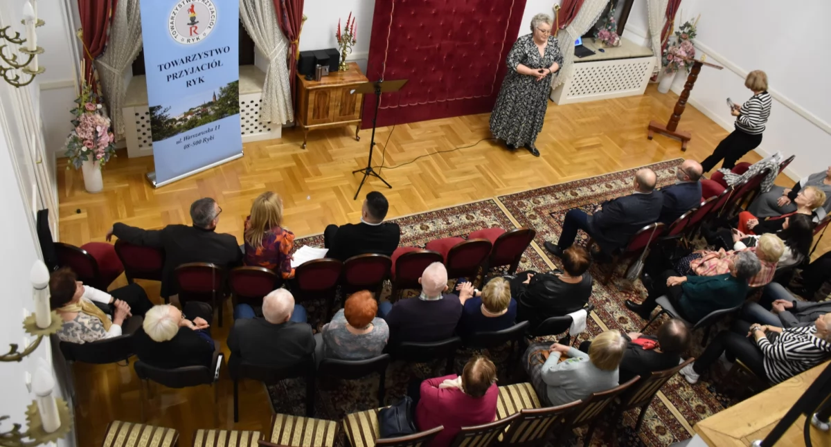 Noworoczne spotkanie w Centrum Kultury i Sportu w Rykach. Wyjątkowy wieczór z poezją i muzyką