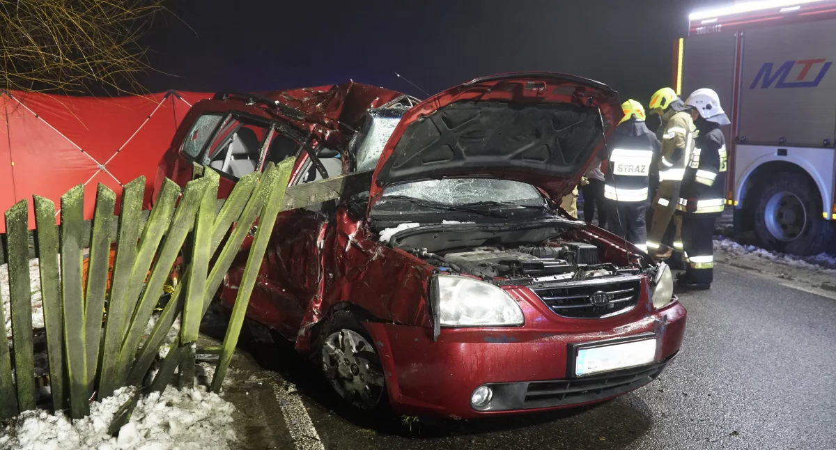 Tragedia na drodze. Nie żyje 19-letni pasażer a 27-letni kierowca trafił do szpitala