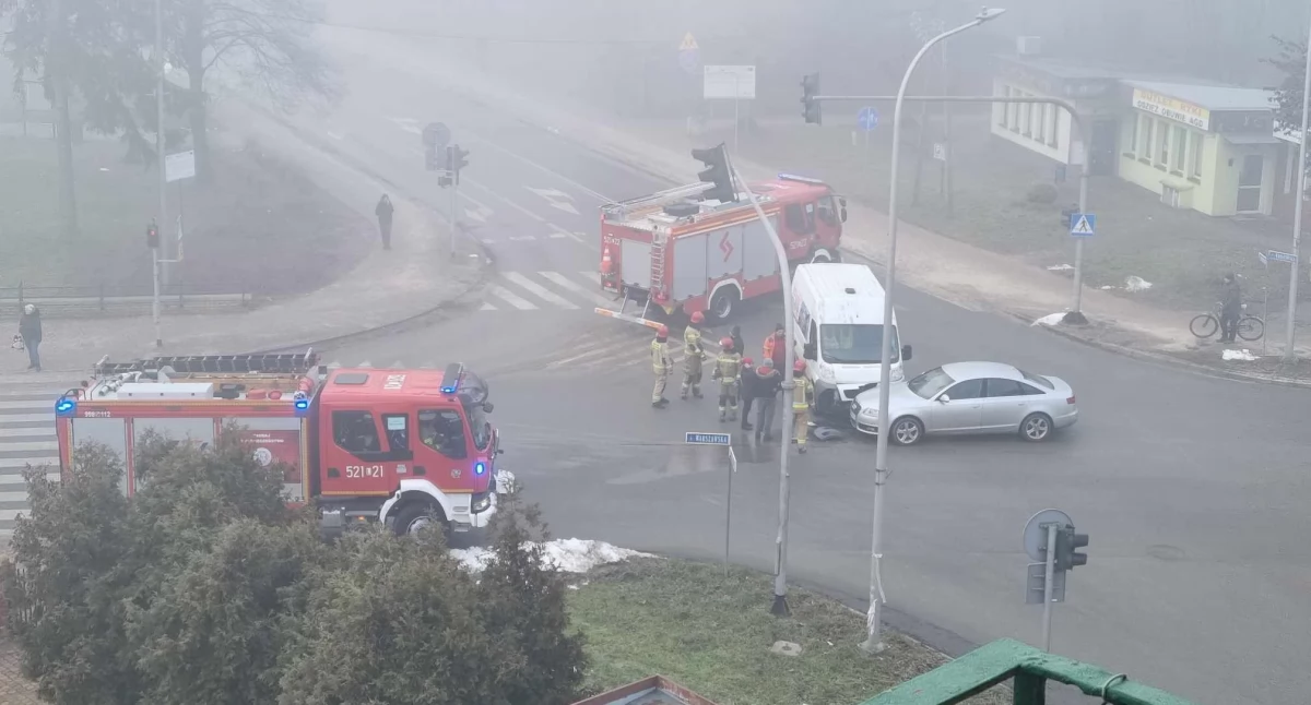Kolizja na skrzyżowaniu w centrum Ryki. Dwa samochody poważnie uszkodzone