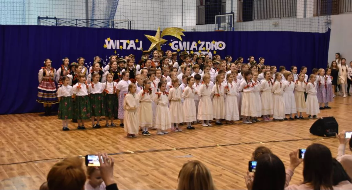 Witaj Gwiazdko Złota!” – Kolędy i pastorałki poruszyły serca w Szkole Podstawowej nr 1 w Rykach