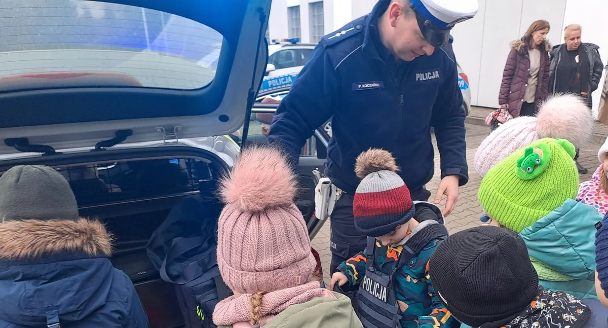 Bezpieczne ferie zimowe. Policjanci z Ryk edukują dzieci o zagrożeniach na stoku i nie tylko!