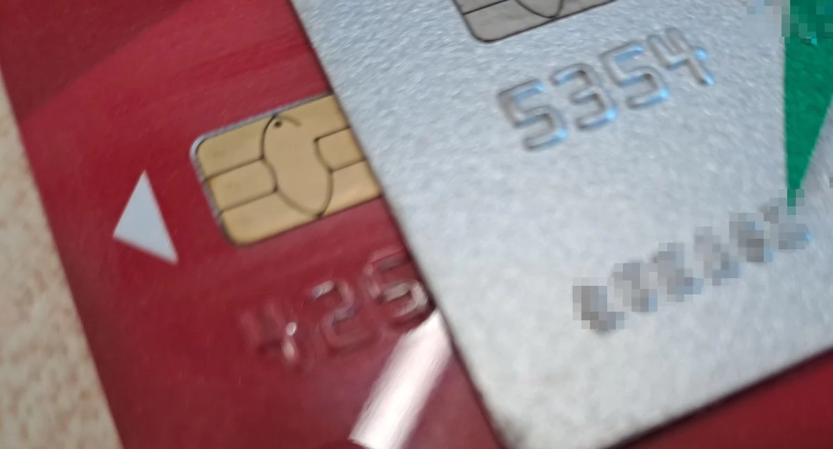 Znalazł kartę płatniczą na chodniku i poszedł na zakupy! Grozi mu 10 lat więzienia