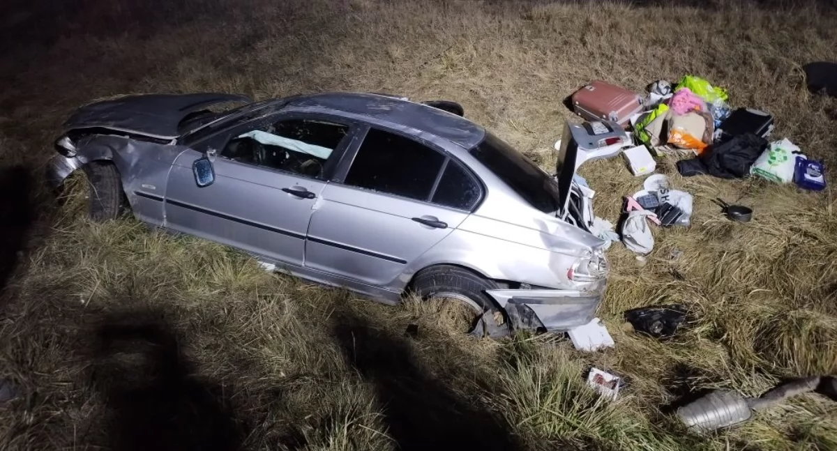 BMW w rowie na trasie S17! 21-latek zasnął za kierownicą i wylądował w rowie