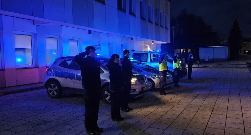 Policjanci z Ryk oddali hołd zamordowanemu ratownikowi medycznemu. Poruszający gest pamięci