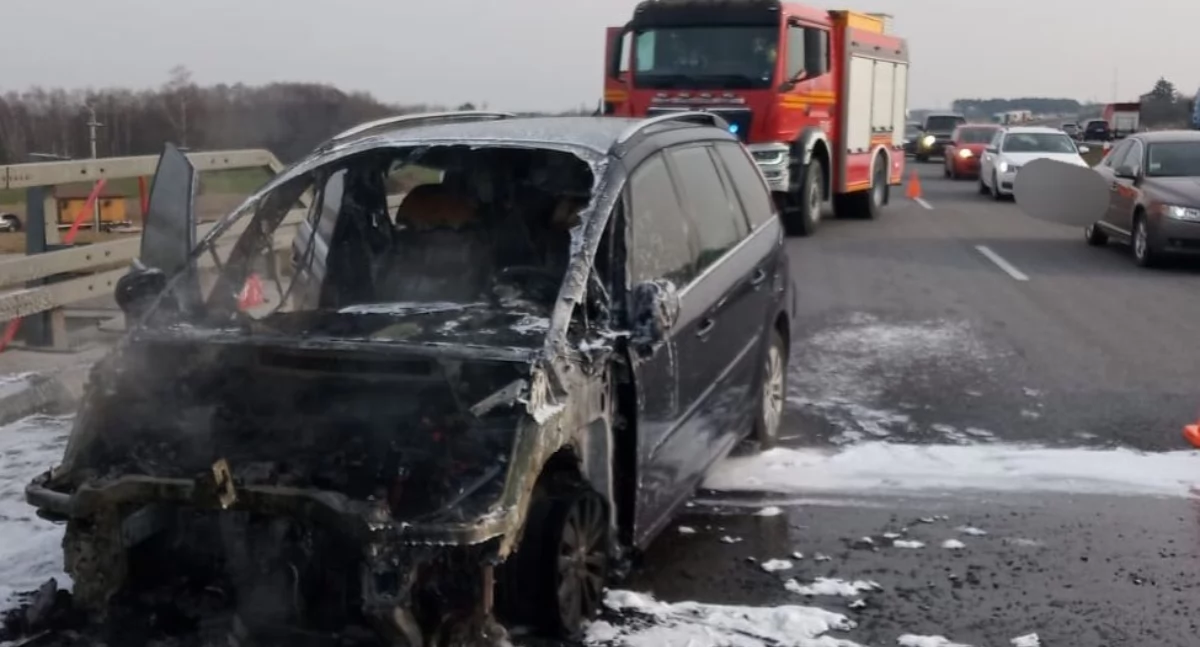 Pożar samochodu na S17! Utrudnienia dla kierowców w Rykach